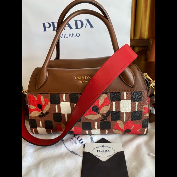💥HOST PICK💥👜AUTHENTIC PRADA LEATHER HANDBAG 👜 - Picture 2 of 14